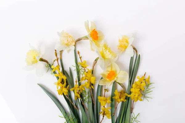 Cadre printanier de petites fleurs et marguerites, arrangement floral — Photo