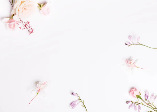 Composición floral festiva sobre el fondo blanco. Vista aérea — Foto de Stock