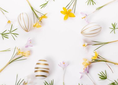 Paskalya çiçekli arka plan, Paskalya yumurtaları bahar çiçeklerinin bitişi doğal botanik elementlerle dekore edilmiş, düz uzanma, boş mesaj alanı