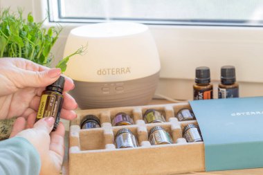 Riga, Letonya - 8 Nisan 2021: doTERRA Ev Gerekli Malzemeleri Doğal, kaliteli gerekli yağlar.