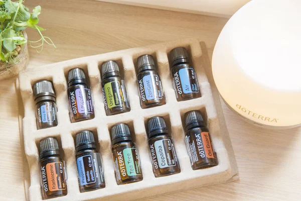 Riga, Letonya - 8 Nisan 2021: doTERRA Ev Gerekli Malzemeleri Doğal, kaliteli gerekli yağlar.
