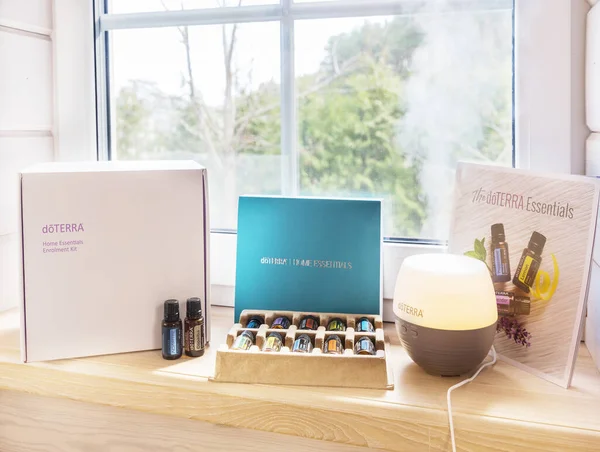 Riga, Letonia - 8 de abril de 2021: doTERRA Home Essentials Kit de aceites esenciales. Aceites esenciales naturales y de calidad. Imagen De Stock