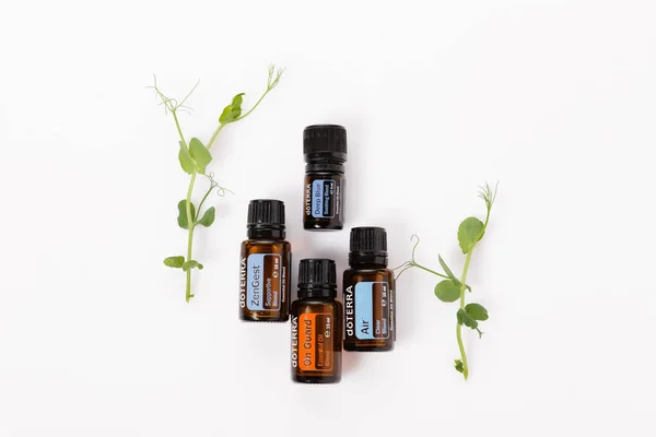 Riga, Letland - 8 april 2021: doTERRA Home Essentials Kit etherische oliën. Natuurlijke, kwaliteit etherische olie mengt. — Stockfoto