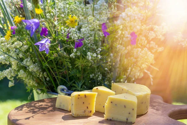 Schnittkäse mit Kreuzkümmel auf einem Holztisch. Feier eines traditionellen Feiertags in Lettland Ligo im Juni — Stockfoto