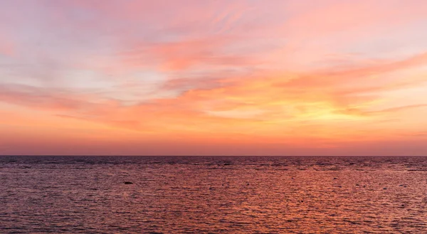 Cielo anaranjado del atardecer. Hermoso cielo. Mar Báltico y hermoso cielo con nubes antes del amanecer — Foto de Stock