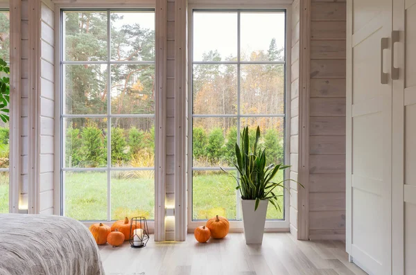 Interior brilhante estúdio de fotografia com grande janela, teto alto, piso de madeira branca — Fotografia de Stock