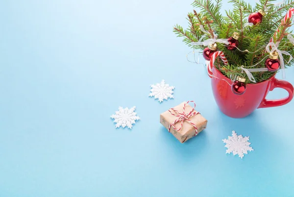 Christmas composition, gifts and christmas tree in a red mug on a blue background — Stock Photo, Image