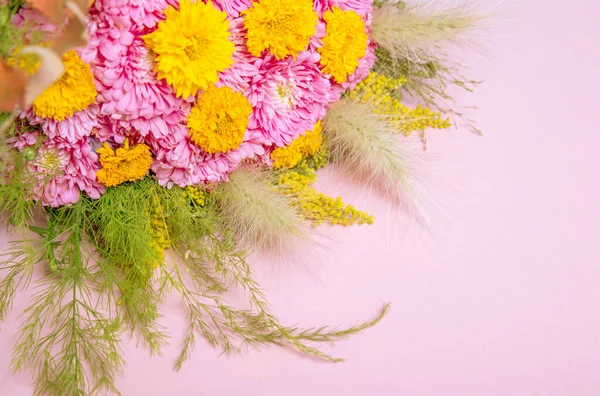 Fondo autunnale con fiori rosa gialli, fiori di aster e crisantemo — Foto Stock