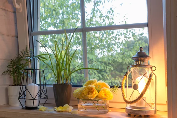 Gelbe Rosen auf Fensterbank, Kerzen, Herbstblätter, Laterne. — Stockfoto