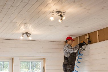 İnşaat işçisi termal olarak eko ahşap çerçeve yalıtımı