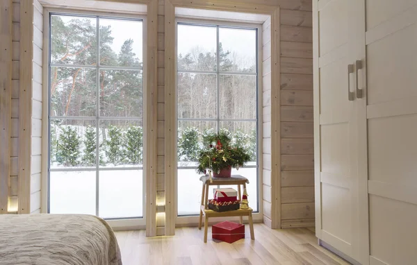 커다란 창문, 높은 천장, 하얀 나무 바닥 이 있는 밝은 사진관 내부 — 스톡 사진
