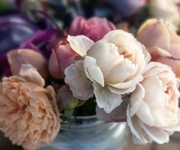 Vazoda buzlu güller, pastel renkler, sonbahar kış çiçekleri, mevsimlik dekorasyon, doğa arka plan, tatil tasarım unsuru, fotokopi alanı, donuk yapraklar, romantik natürmort hayat.