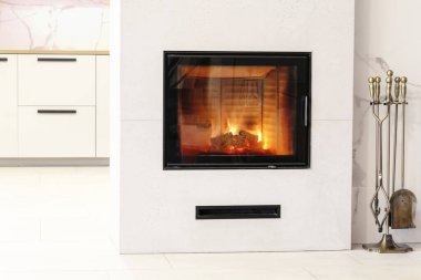 Şömine parıltısı, yumuşak Bulutlu Dansçı tonları 2026 yıl renk, sıcak ateş ışığı, temiz taş kaplama, minimum tasarım, kış konforu, şık ev dekorasyonu, yaşam tarzı teması için mükemmel mevsimsel ruh hali