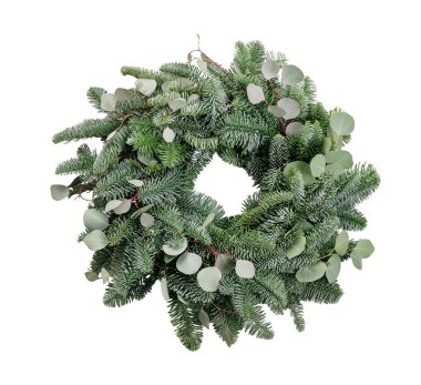 Noel pankartları, tebrik kartları, markalaşma, pazarlama malzemeleri ve modern mevsimlik şablonlar için kopyalama alanı olan kış tatili desenli okaliptüs yaprakları ile karıştırılmış köknar ve çam ağacından Noel çelenkleri.