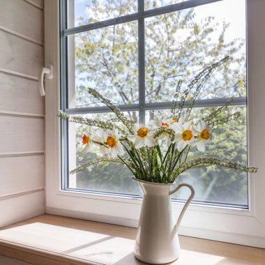 Kabin içi bahar, nergis buketi ahşap pencere kenarında beyaz sürahi, doğal ışık, rahat ev dekorasyonu, temiz pencere arka planı, sivrisinek ekran, pvc pencere, kopyalama alanı