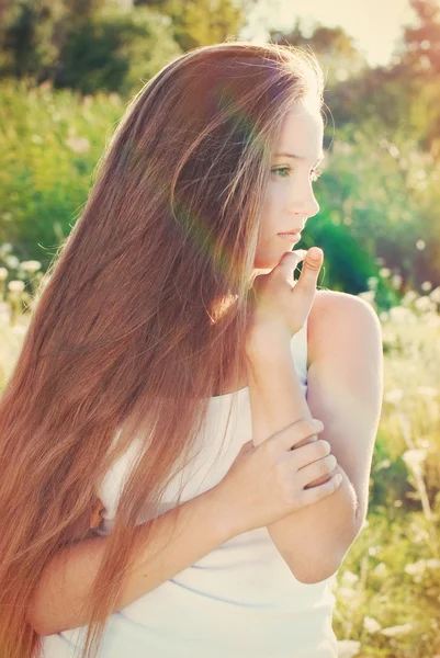 Schönes Mädchen mit sehr langen Haaren im Freien — Stockfoto