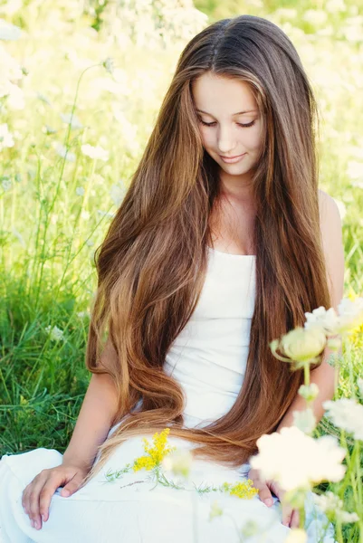 Vacker flicka med mycket lång hår utomhus — Stockfoto