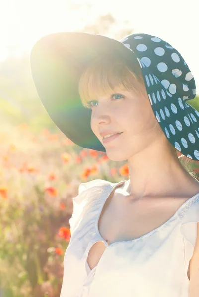 Schöne Frau mit Hut in sommerlichen Sonnenstrahlen. — Stockfoto