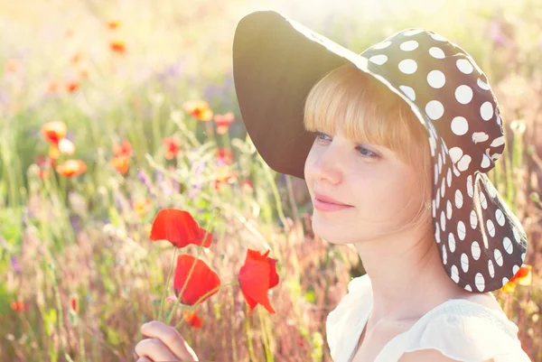 Schöne Frau mit Hut in sommerlichen Sonnenstrahlen. — Stockfoto