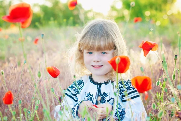 Glada barn. Lilla flickan har kul på fältet sommaren vallmo — Stockfoto