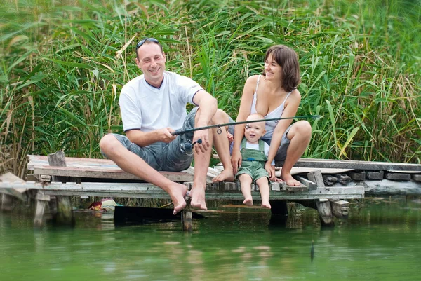 Gelukkige familie vissen — Stockfoto