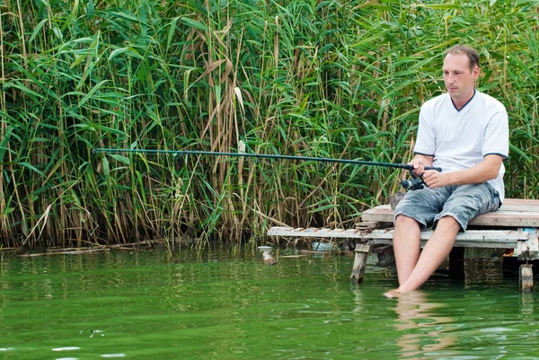 Mladý muž, rybaření. Aktivní lidé — Stock fotografie