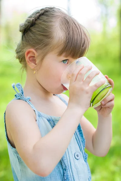 Μικρό κορίτσι πίνοντας γάλα εξωτερική. Χωριό - εξοχή. Υγεία — Φωτογραφία Αρχείου