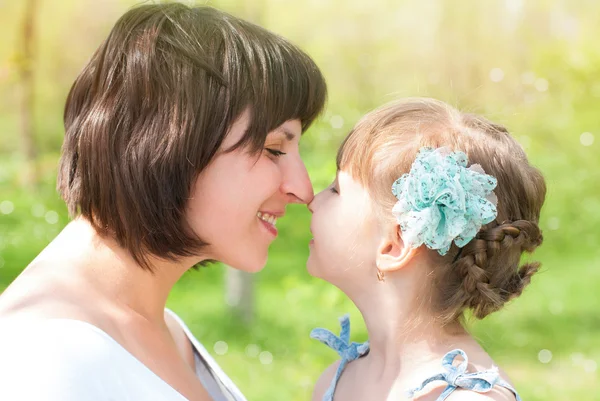 In de zomer en gelukkige familie. — Stockfoto