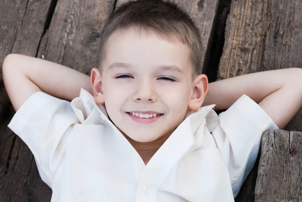 Portret van knappe jongen buiten — Stockfoto