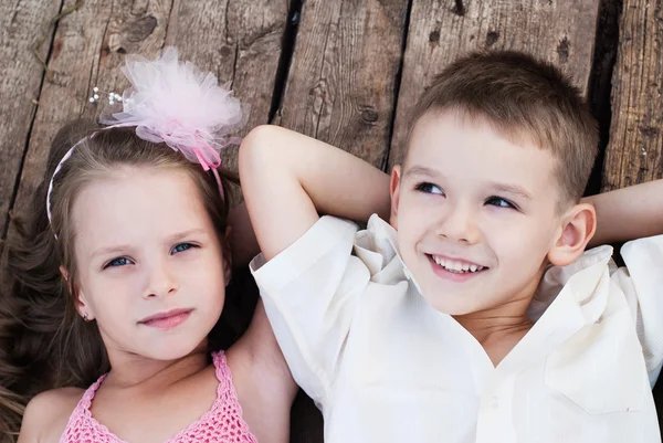 Portrait d'enfants heureux. Garçon et fille En plein air . — Photo