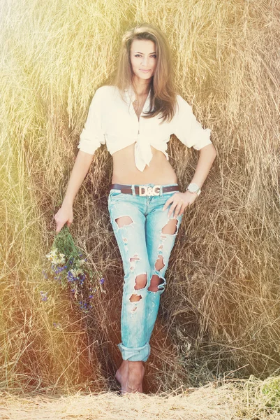 Menina modelo de moda bonita em raios de sol no verão — Fotografia de Stock