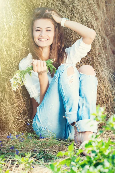 Hermosa chica modelo de moda en rayos de sol en verano — Foto de Stock