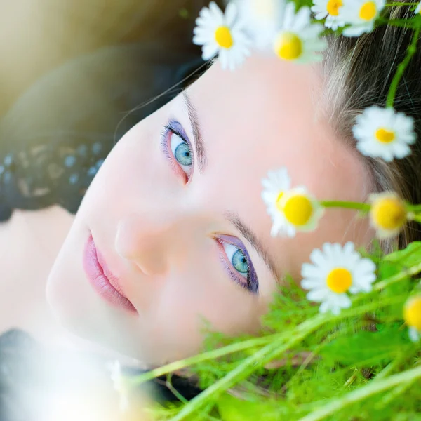 Hermosa mujer con corona de manzanillas - Belleza natural - Perfecto — Foto de Stock