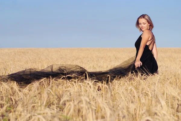 Mooie vrouw op het gebied van tarwe — Stockfoto