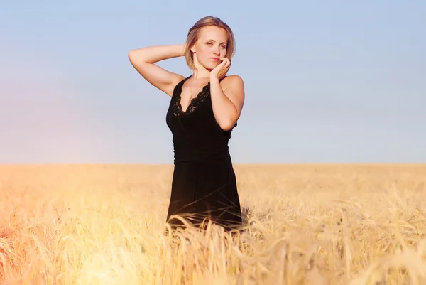 Buğday alan güzel kadın — Stok fotoğraf