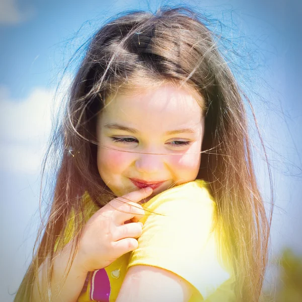 Portret szczęśliwy śliczną dziewczynkę — Zdjęcie stockowe