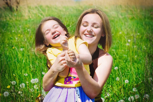 Happy Family neemt Fun op bloemen weide in de zomer — Stockfoto