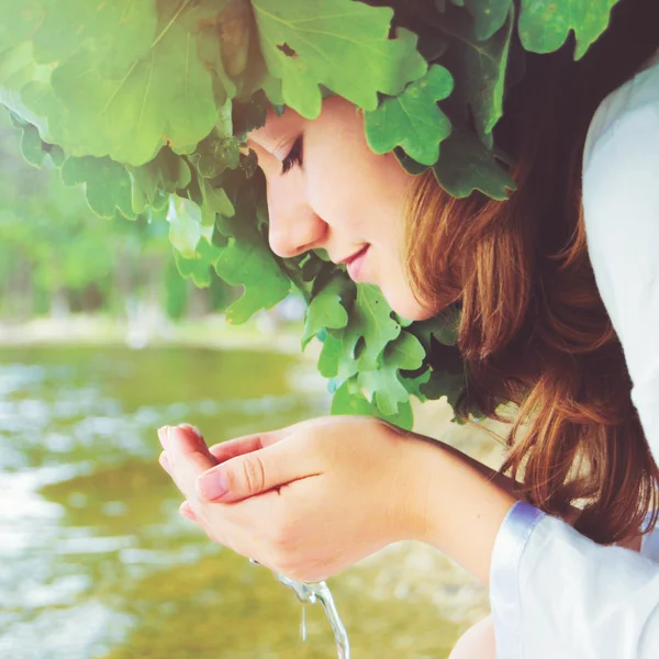 Belle femme boit de l'eau propre — Photo