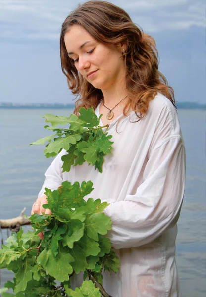 Belle femme faisant des feuilles couronne — Photo