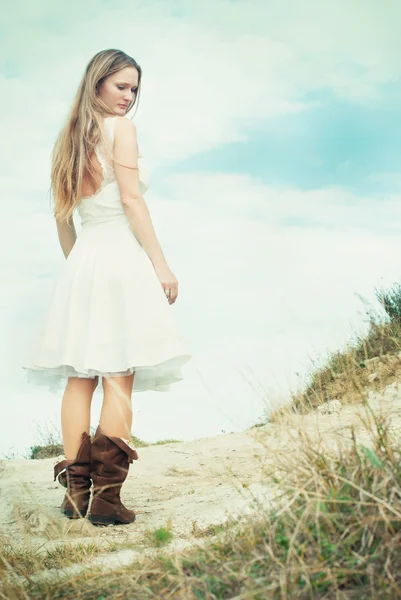 Mooi meisje met lange blonde haren — Stockfoto