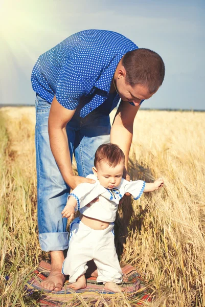 Lycklig familj att ha kul på vete fält — Stockfoto