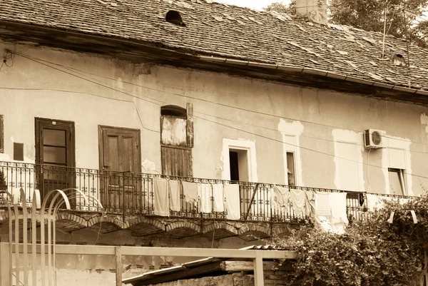 La vecchia casa nel quartiere povero . Foto Stock