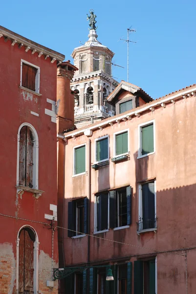 Weergave van een klokkentoren en huizen in Venetië. — Stockfoto