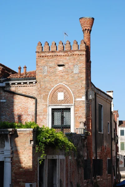 The brick house with a flue on the street of Venice. — Stock Photo, Image