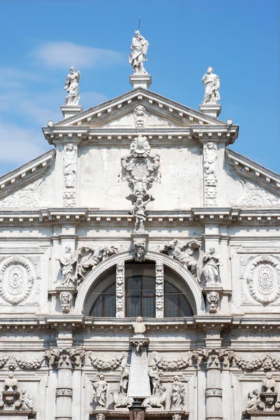 Фасад католического храма в Венеции . — стоковое фото
