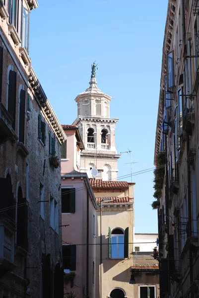 Vista de um campanário e casas em Veneza . Fotos De Bancos De Imagens Sem Royalties