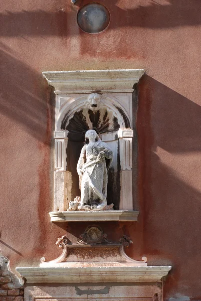 รูปปั้นบนหน้าบ้านในเวนิส — ภาพถ่ายสต็อก