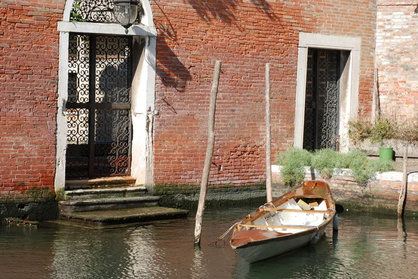 O barco no ancoradouro em Veneza . Fotos De Bancos De Imagens