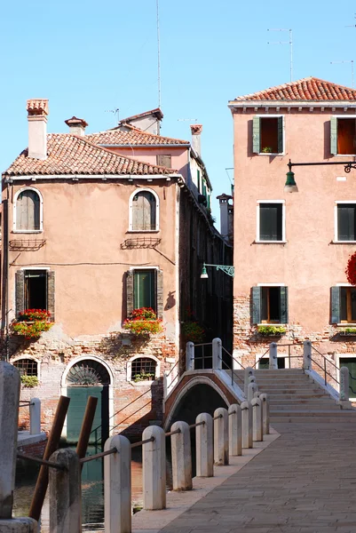 Vista de casas en el canal en Venecia Imágenes de stock libres de derechos