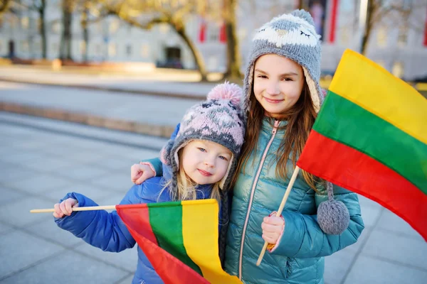 Sœurs tenant des drapeaux lituaniens — Photo